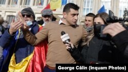 Protestatarii solicită retragerea PLX 545 care reglementează introducerea certificatului verde în Romania. Aceștia au intrat în curtea Senatului României, în Bucuresti, 21 decembrie 2021. Inquam Photos / George Călin.