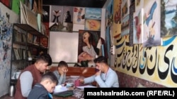 آرشیف - یک کورس آموزشی هنرهای رسامی و خطاطی در ولایت ننگرهار - عکس جنبه تزیینی دارد.