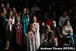 Tineri din Programul Cantus Mundi cântă în mijlocul spectatorilor, în timpul spectacolului „Pe drumul Crăciunului”, la Opera Națională din București.