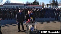 Premijer Republike Srpske Radovan Višković (lijevo) i ministar MUP-a RS-a Dragan Lukač (za govornicom) tokom promocije policijskih kadeta u Zalužanima kod Banja Luke, 21. decembra 2021.