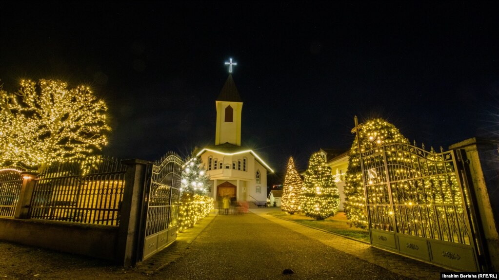 Me pemë të zbukuruara plot drita e oborr të ndriçuar, Kisha Shën Jozefi ka hapur dyert edhe për vizitorë.