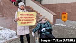 Белсенді Ақмарал Біләлова қызымен бірге қала әкімдігі алдында пикет өткізіп тұр. Нұр-Сұлтан, 22 желтоқсан 2021 жыл.