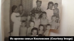"Лагерь перед отправкой в детдом... мама вырезала себя и меня", – комментирует фото Валентина Козловская
