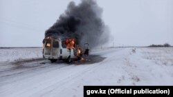 Горящий на трассе в Павлодарской области микроавтобус. Фото предоставлено пресс-службой департамента по ЧС Павлодарской области