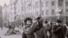 Mircea Radu, proiecționist din Timișioara, fotografiat &#238;n timp ce filma ce se &#238;nt&#226;mplă &#238;n zilele Revoluției. 