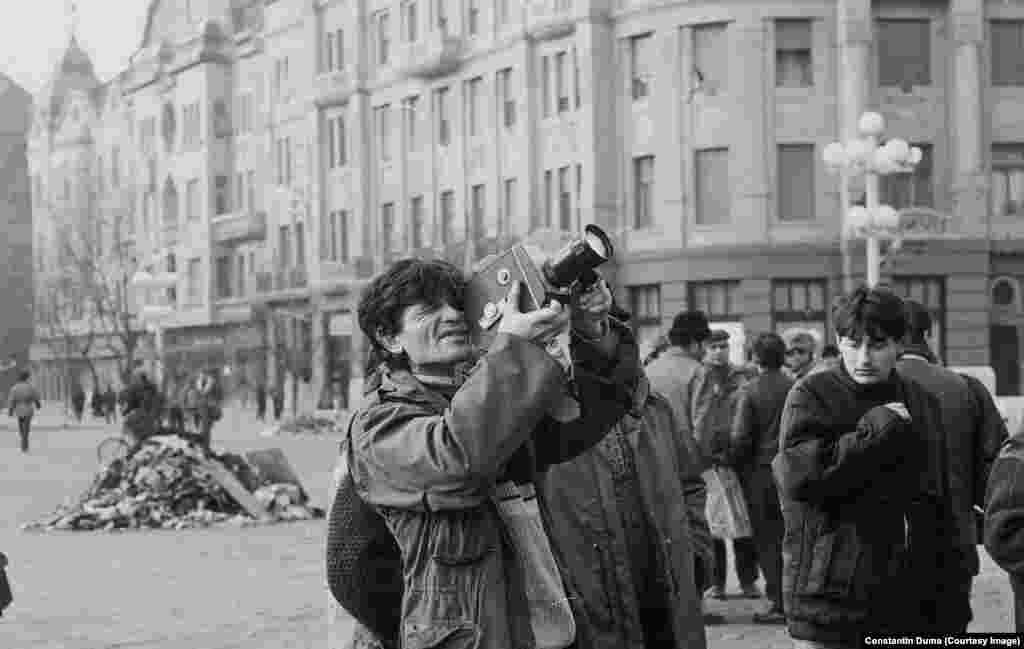 Mircea Radu, proiecționist din Timișioara, fotografiat &#238;n timp ce filma ce se &#238;nt&#226;mplă &#238;n zilele Revoluției. 