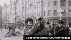 Mircea Radu, proiecționist din Timișioara, în timp ce filma ce se întâmplă în zilele Revoluției.