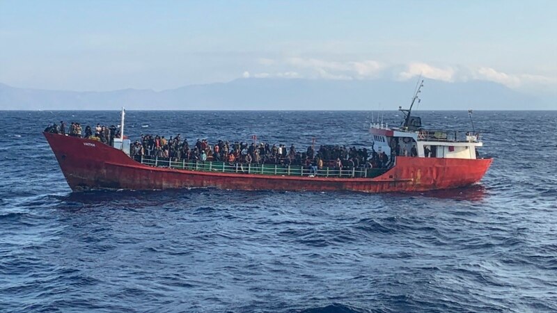 Брод со околу 68 мигранти потонал кај грчкиот остров Евија