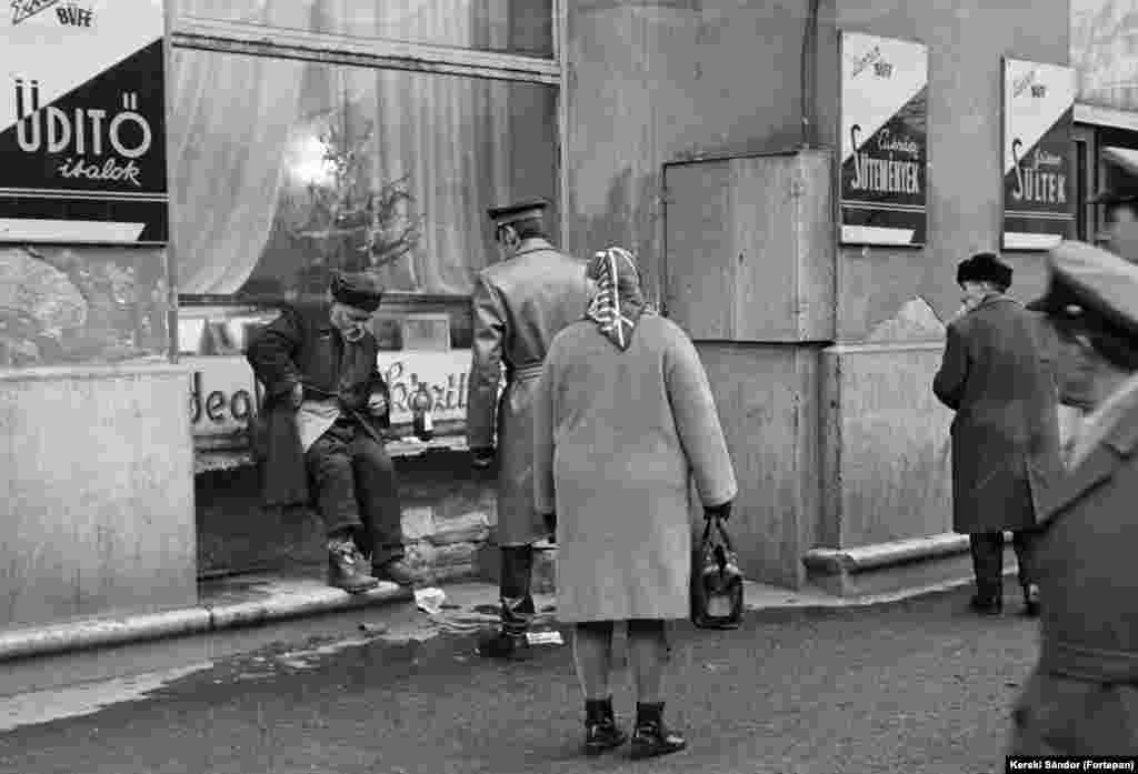 Rendőr igazoltatja az utcazenészt az Expressz büfé előtt 1971 karácsonyán