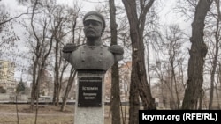 Погруддя контрадмірала Володимира Істоміна в Севастопольському парку Дніпра