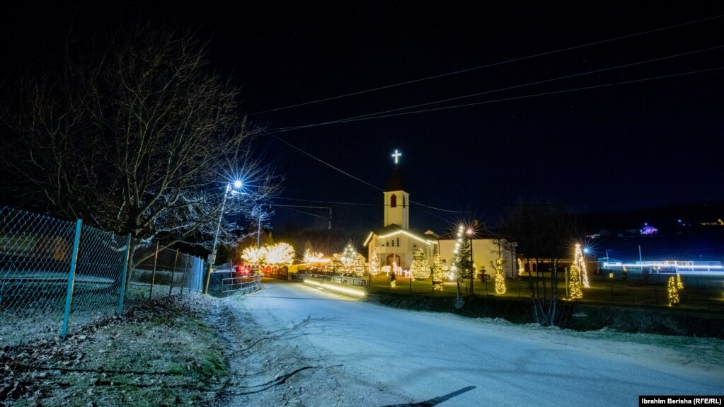 Një pamje nga larg e Kishës Shën Jozefi në fshatin Pjetërshan të Gajkovës në prag festës së Krishtlindjeve dhe Vitit të Ri.
