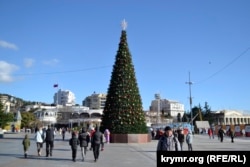Новогодняя елка на набережной Ялты, декабрь 2021 года