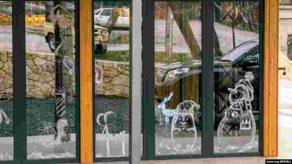 Новорічне розмальовування вікон місцевого кафе