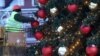 Украшение новогодней елки в центре Москвы