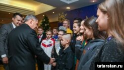 Татарстан президенты бәйрәмдә балалар белән аралаша