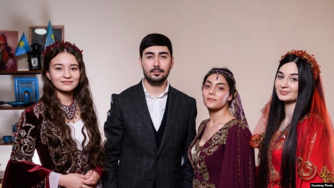 Қыз таяққа отырады