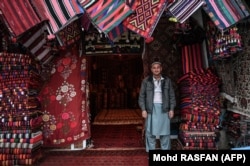 Covoare afgane într-un magazin din Mazar-i-Șarif, în decembrie 2021. Multe din articole sunt realizate de femei extrem de prost remunerate,