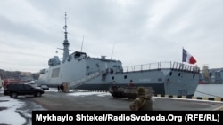 Корабль Военно-морских сил Франции Auvergne в порту Одессы, 24 декабря 2021 года