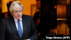 Boris Johnson brit miniszterelnök kisétál londoni rezidenciájából 2021. december 16-án