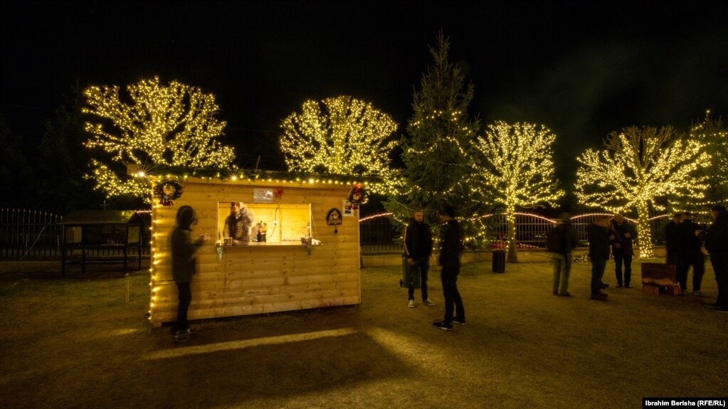 Vizitorët shijojnë pamjen e bukur që ka marrë fshati Pjetërshan nga dekori me drita për festat e fundvitit  