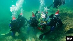Нуркачите од нуркачкиот центар „Амфора“ традиционално 19-та година по ред ја накитија новогодишната елка под вода кај Заливот на Коските во Охрид