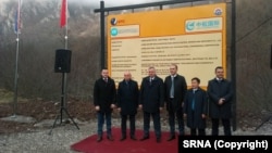 A Republika Srpska tisztviselői részt vesznek a szarajevói kínai nagykövetség képviselőjével a vízierőmű alapkőletételi ünnepségén 2021 decemberében