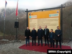 A Republika Srpska tisztviselői a szarajevói kínai nagykövetség képviselőjével együtt részt vesznek egy vízerőmű alapkőletételi ünnepségén 2021 decemberében Fočában