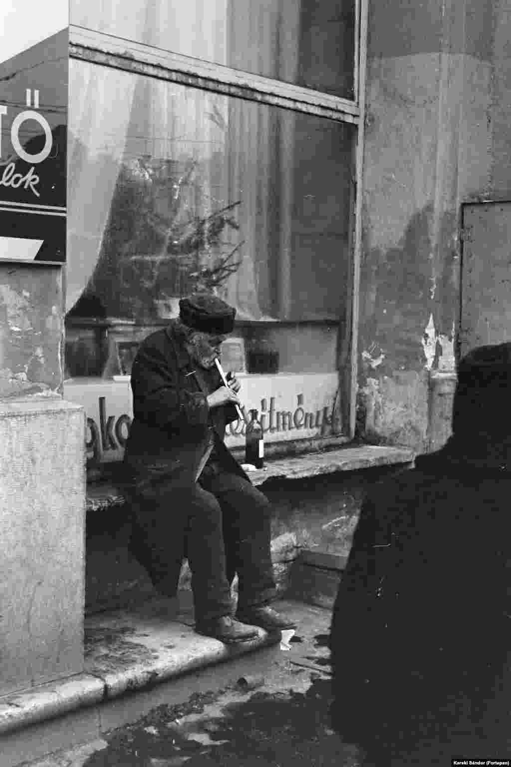 Utcazenész a Nyugati (Marx) téri Expressz büfé előtt 1971 karácsonyán