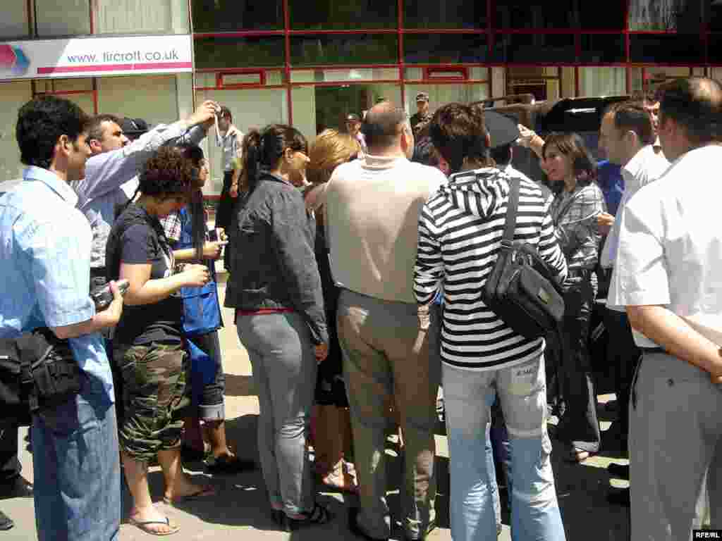 Jurnalistlər rəsmilərdən açıqlama almağa cəhd edirlər