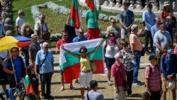 Demonstranti ispred Parlamenta u vreme glasanja o poverenju Vladi