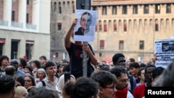 Fotografia lui Abderrahim Fakir, deasupra protestatarilor de la Bologna.