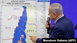 Benjamin Netanyahu İordan vadisinin xəritəsini göstərir