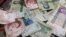 عکس چند اسکناس شعارنویسی شده که در توئیتر منتشر شده‌است