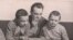 Усевалад Краўчанка з сынамі Ігарам (зьлева) і Сяргеем (справа), 1950-я гады.