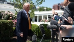 ABŞ prezidenti Donald Tramp Pekinə uçmaq üçün Ağ evdən Endryus bazasına yola düşməzdən əvvəl jurnalistlərin suallarını cavablandırır.