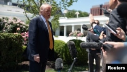ABŞ-nyň prezidenti Donald Tramp Hytaýa ugramazyndan öň Ak tamda žurnalistler bilen gürleşýär