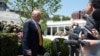 Президент США Дональд Трамп спілкується з журналістами перед відбуттям до Пекіна, 12 травня 2026 року