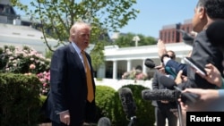 Президент США Дональд Трамп спілкується з журналістами перед відбуттям до Пекіна, 12 травня 2026 року
