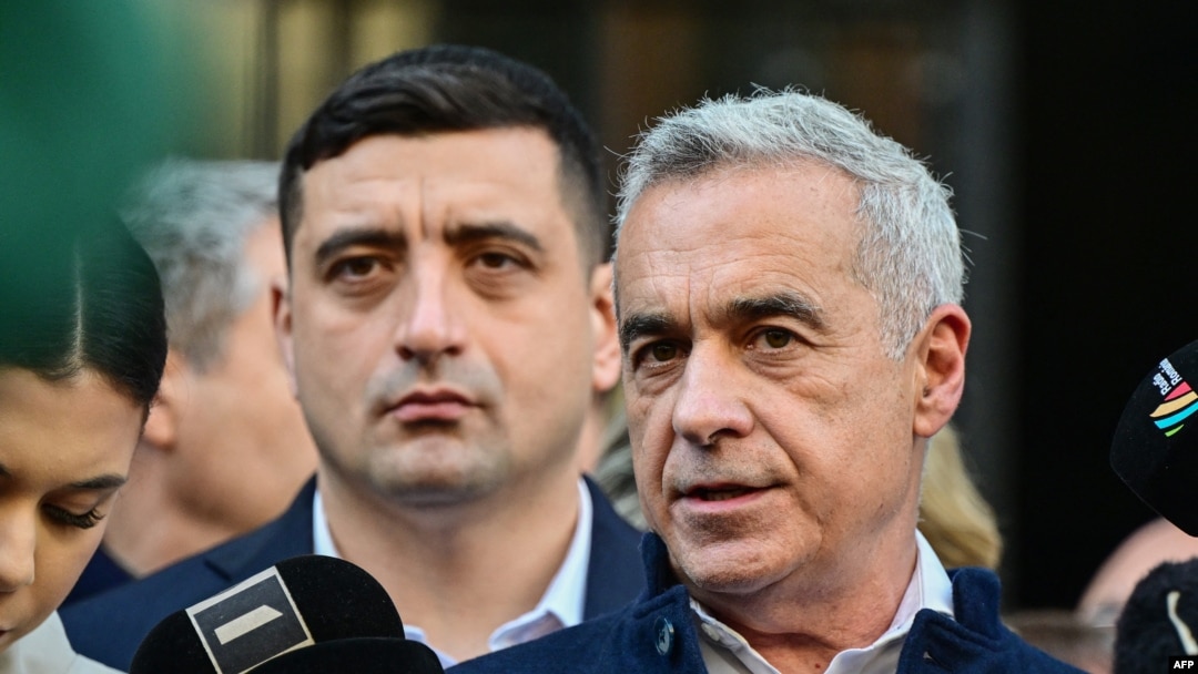 Președintele AUR, George Simion, l-a însoțit vineri, 7 martie, pe Călin Georgescu la depunerea candidaturii pentru alegerile prezidențiale din luna mai.