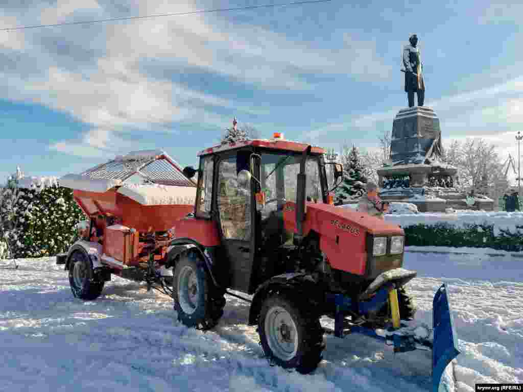 Уборка снега в Севастополе. Крым, 1 января 2026 год