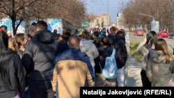 Učenici subotičke Gimnazije u protestnoj šetnji do Srednje medicinske škole kako bi pružili podršku učenicima u blokadi škole, 4. februar 2025. 