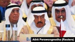 بحرین گرچه دارای منابع زیاد انرژی نیست، اما شیخ خلیفه تمام تلاش خود را به کار گرفت تا این پادشاهی عربی را به قطبی اقتصادی در منطقه تبدیل کند.