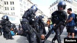 Policija privodi demonstrante, Hamburg