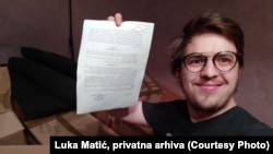 Luka Matić u rukama drži dozvolu od Narodne biblioteke Srbije da knjige koje su njegova lična imovina preseli u Hrvatsku