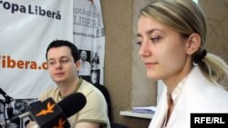Sandu Șura și Veronica Ungureanu în studioul Europei Libere