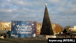 Установка новогодних инсталляций в Севастополе, 18 декабря 2021 года