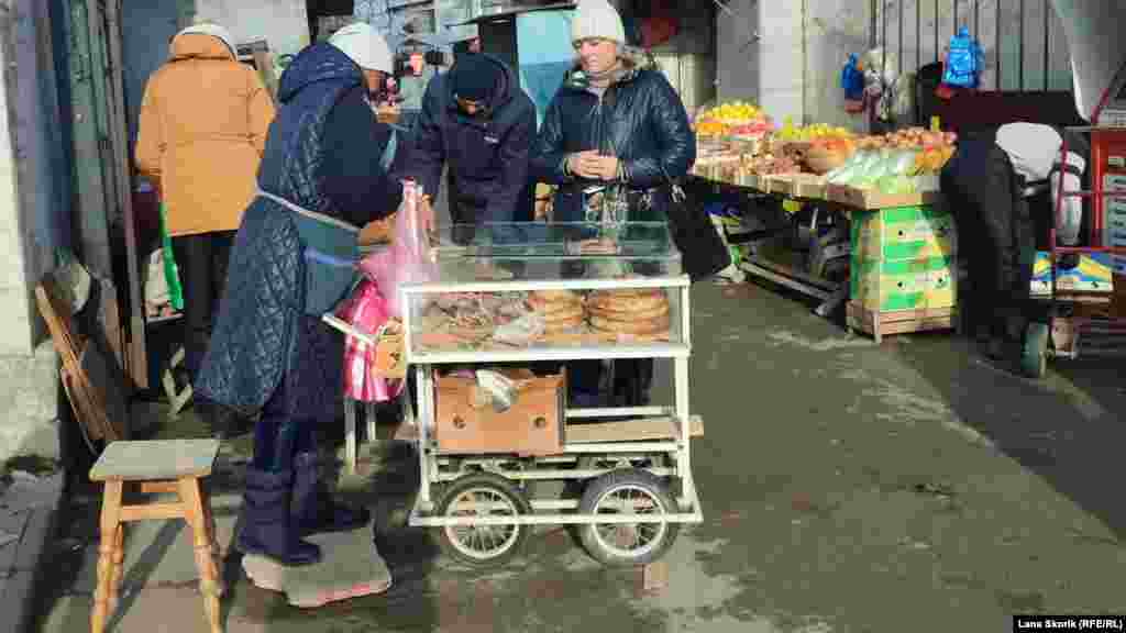 У входа на колхозный рынок на улице Калинина торгуют лепешками