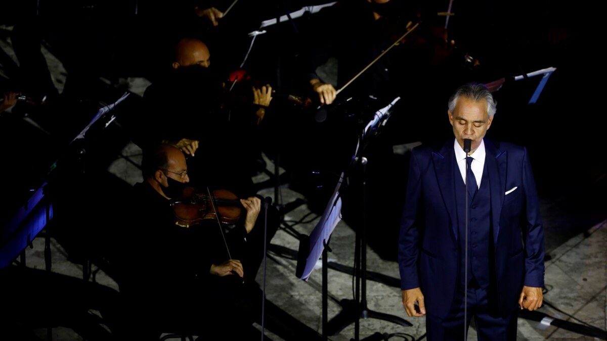 Един човек площад, а милиони хора го гледат на живо