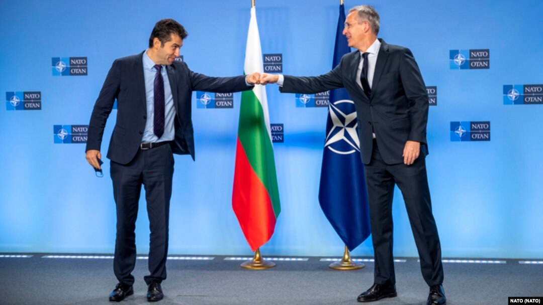 NATO Secretary-General Jens Stoltenberg (right) with Bulgarian Prime Minister Kiril Petkov (file photo)