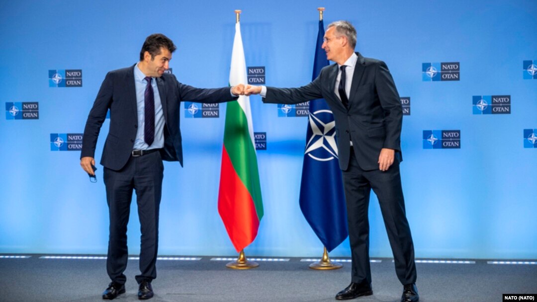 În privința unei posibile desfășurări a trupelor NATO în Bulgaria, premierul bulgar Kiril Petkov (stânga) a spus că țara sa este și va rămâne „un membru activ al Uniunii Europene și al NATO”.